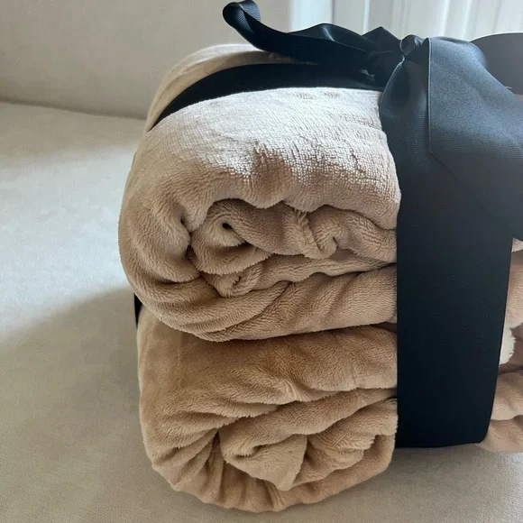 Soft Throw Blanket - Picture 2 of 6